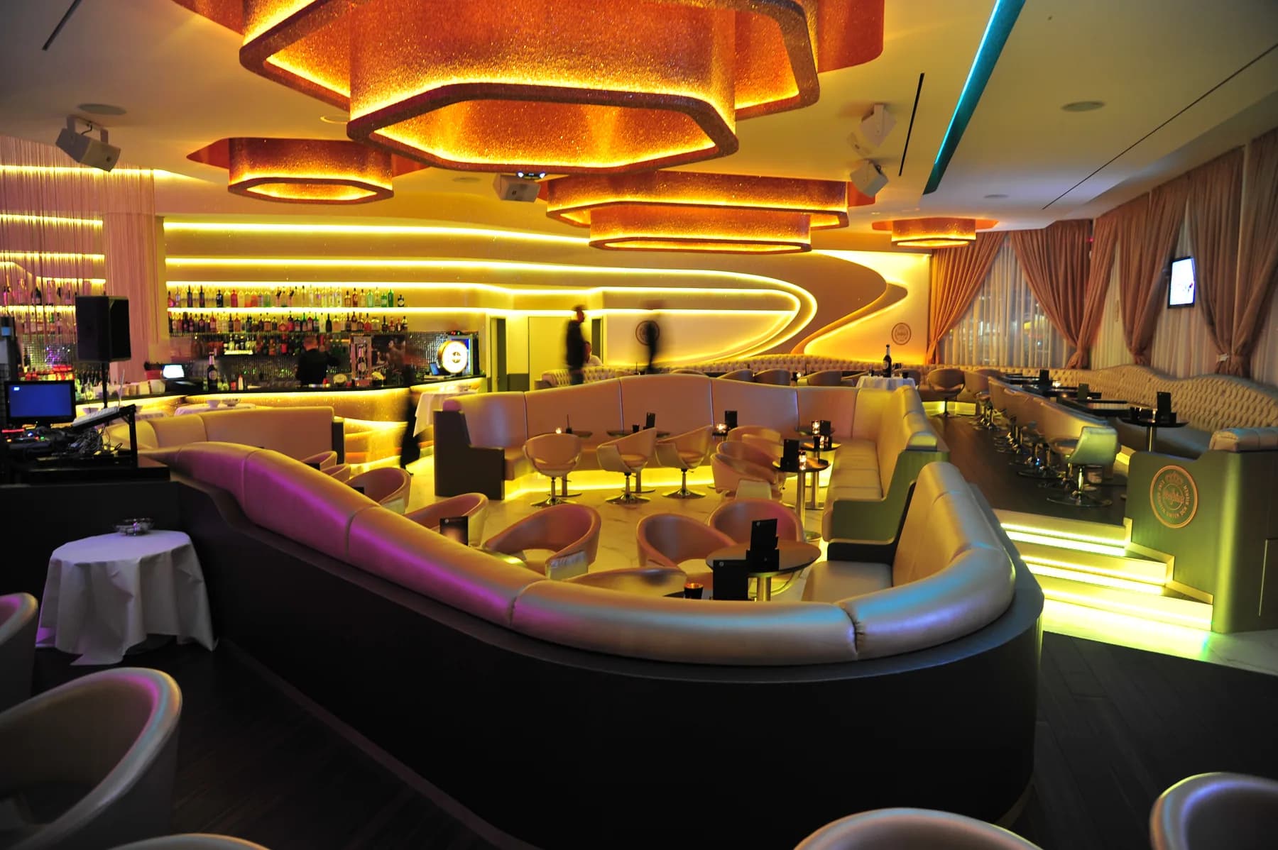 Bar & Lounge des MIO Berlin mit komfortablen Sitzgruppen unter dem Fernsehturm