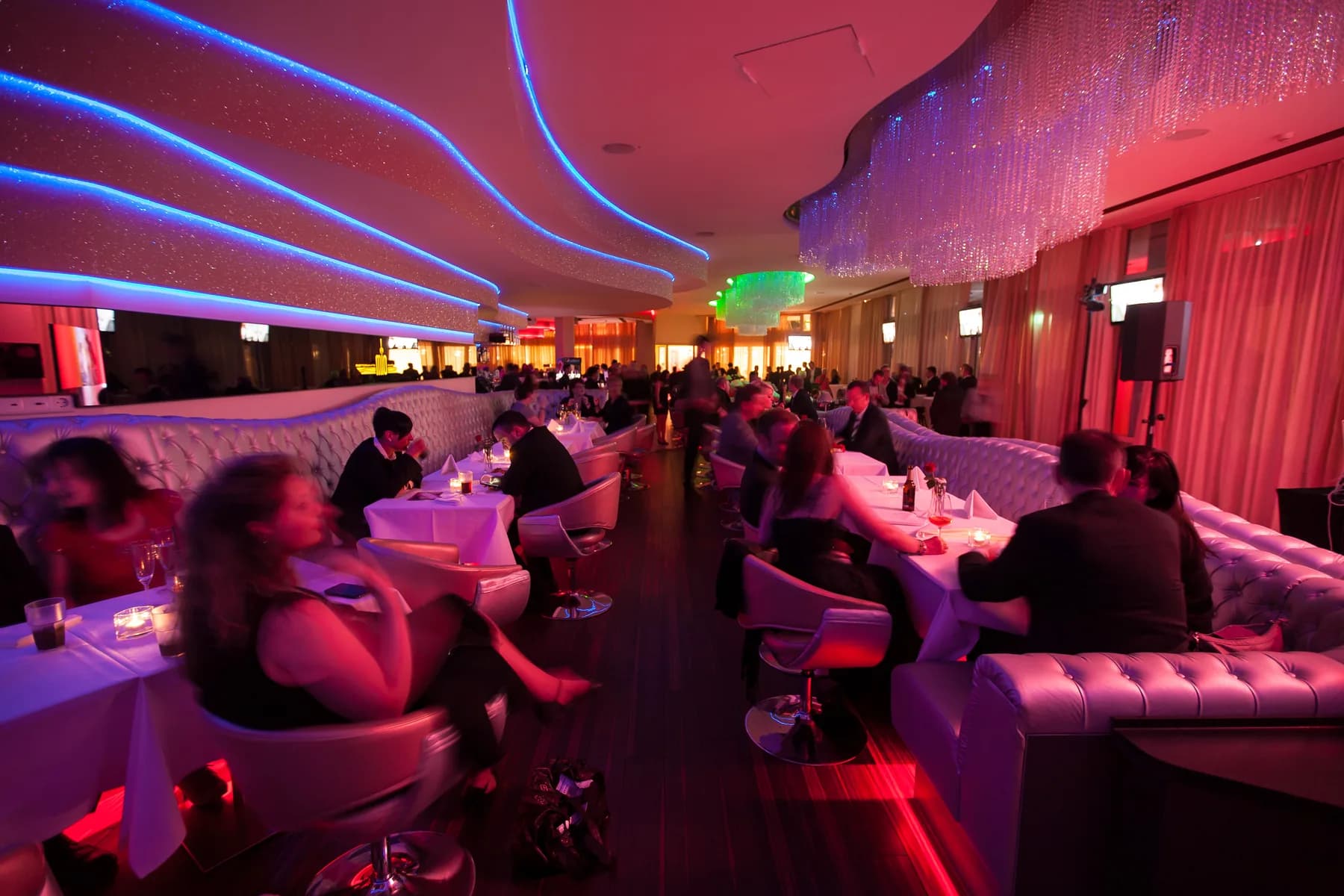 Club-Bereich des MIO Berlin mit Lichtshow und Tanzfläche