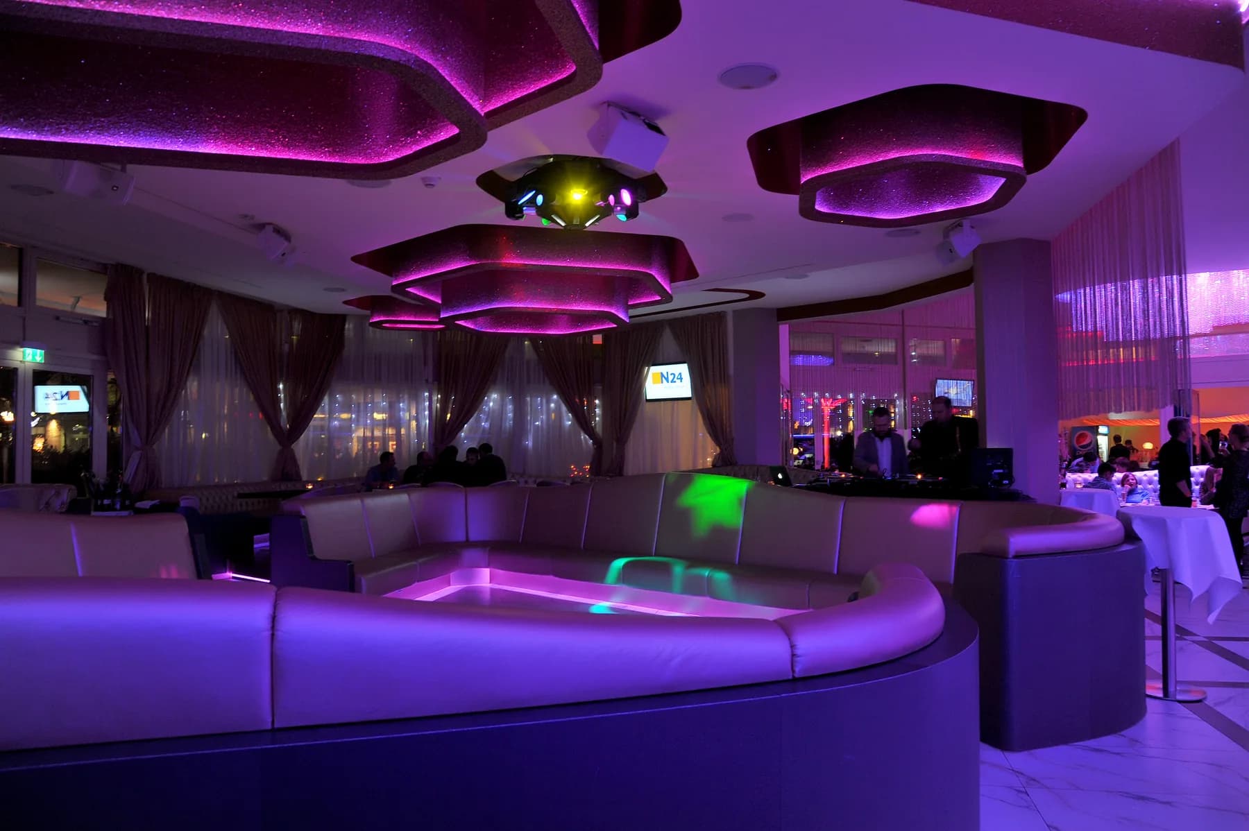 Clubnacht im MIO Berlin mit Lichtshow am Alexanderplatz