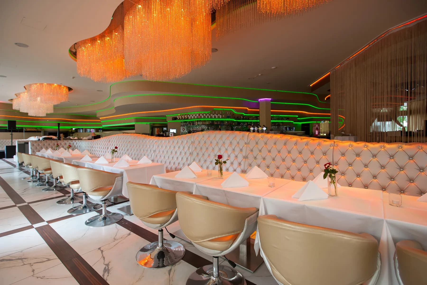 Der Restaurant-Saal des MIO Berlin mit gedeckten Tischen